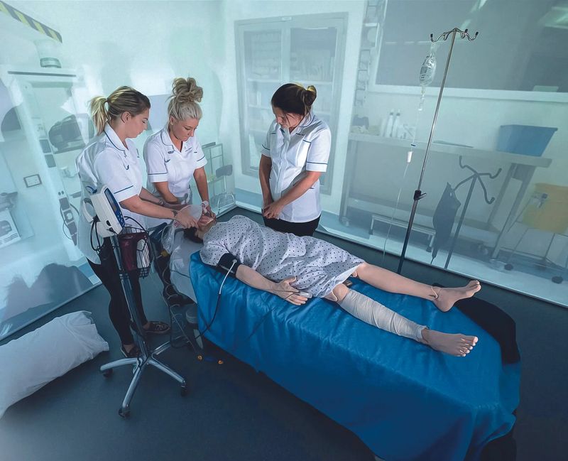 Hoitotyön opiskelijat immersiivisessä tilassa