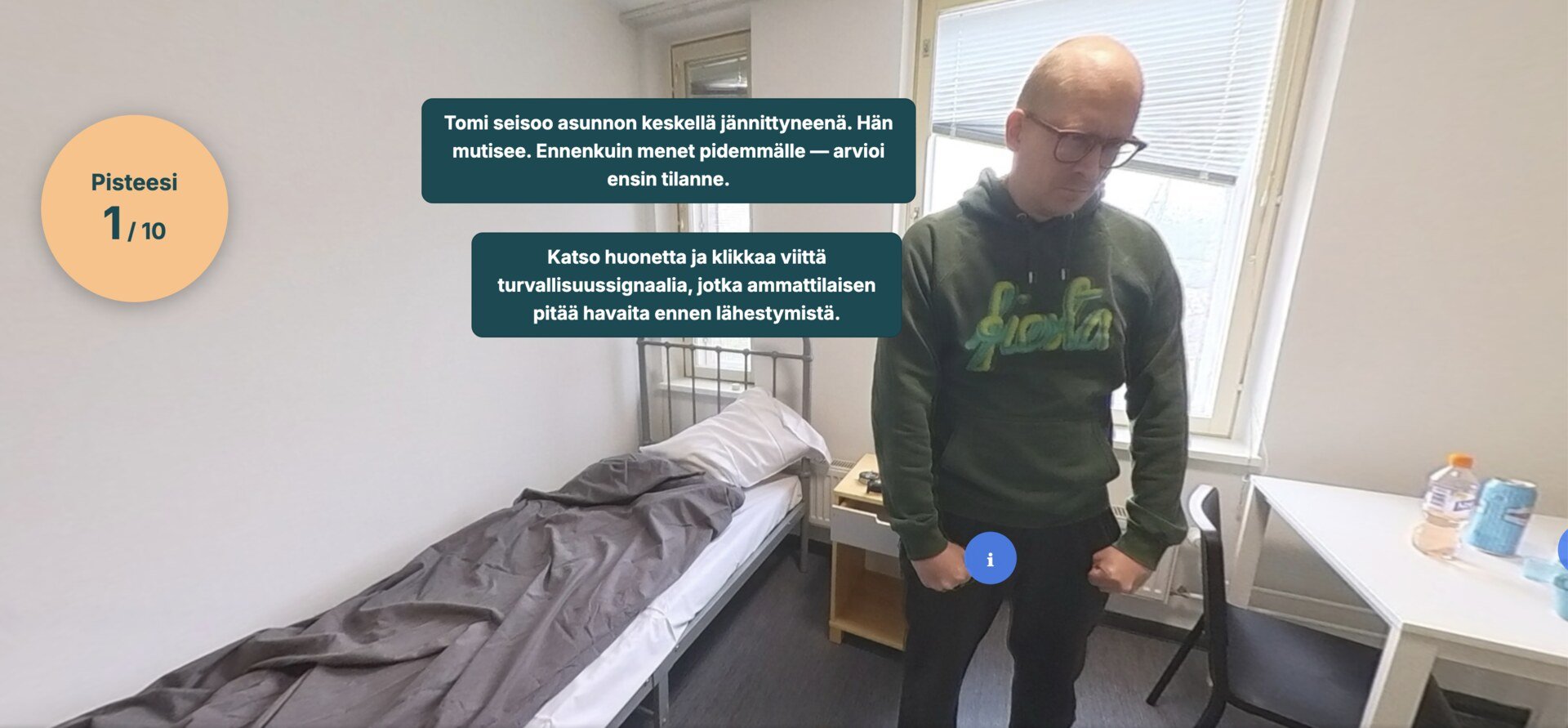 360-simulaatio: asiakas seisoo asunnon keskellä jännittyneenä, ja opiskelijaa pyydetään etsimään huoneesta turvallisuussignaaleja