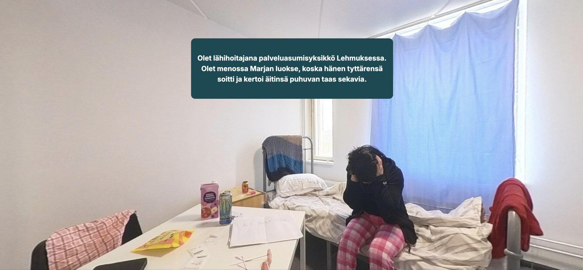 360-simulaatio: lähihoitaja on menossa asukkaan huoneeseen palveluasumisyksikössä, ja ruudulla on tilanteen tausta